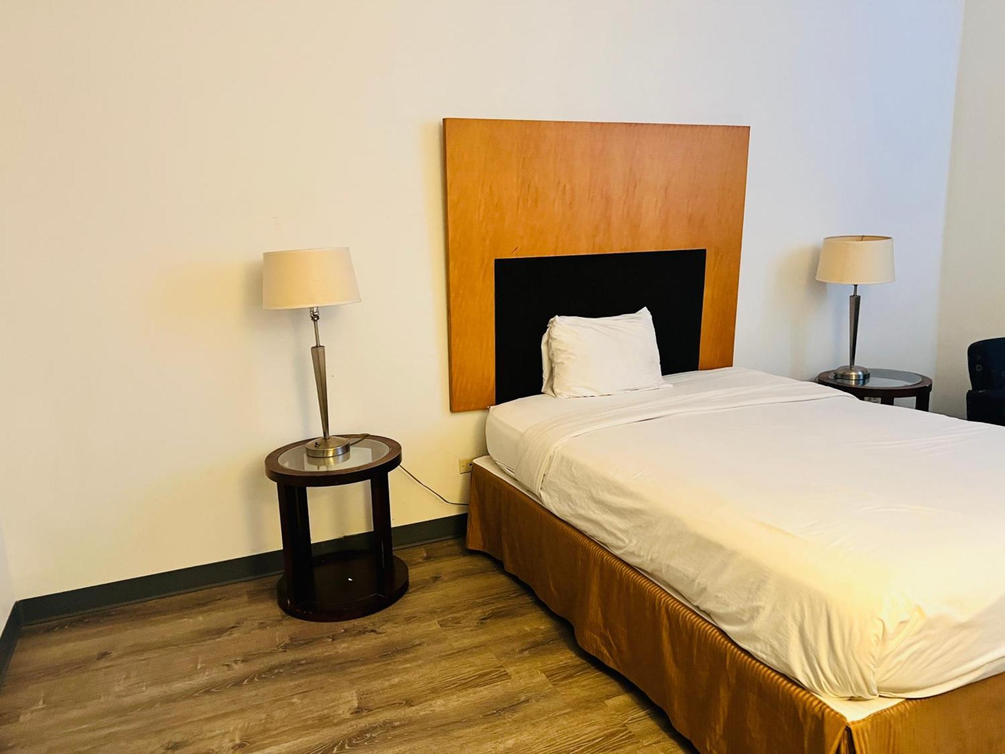 Kings By Oyo I-57 Hotel