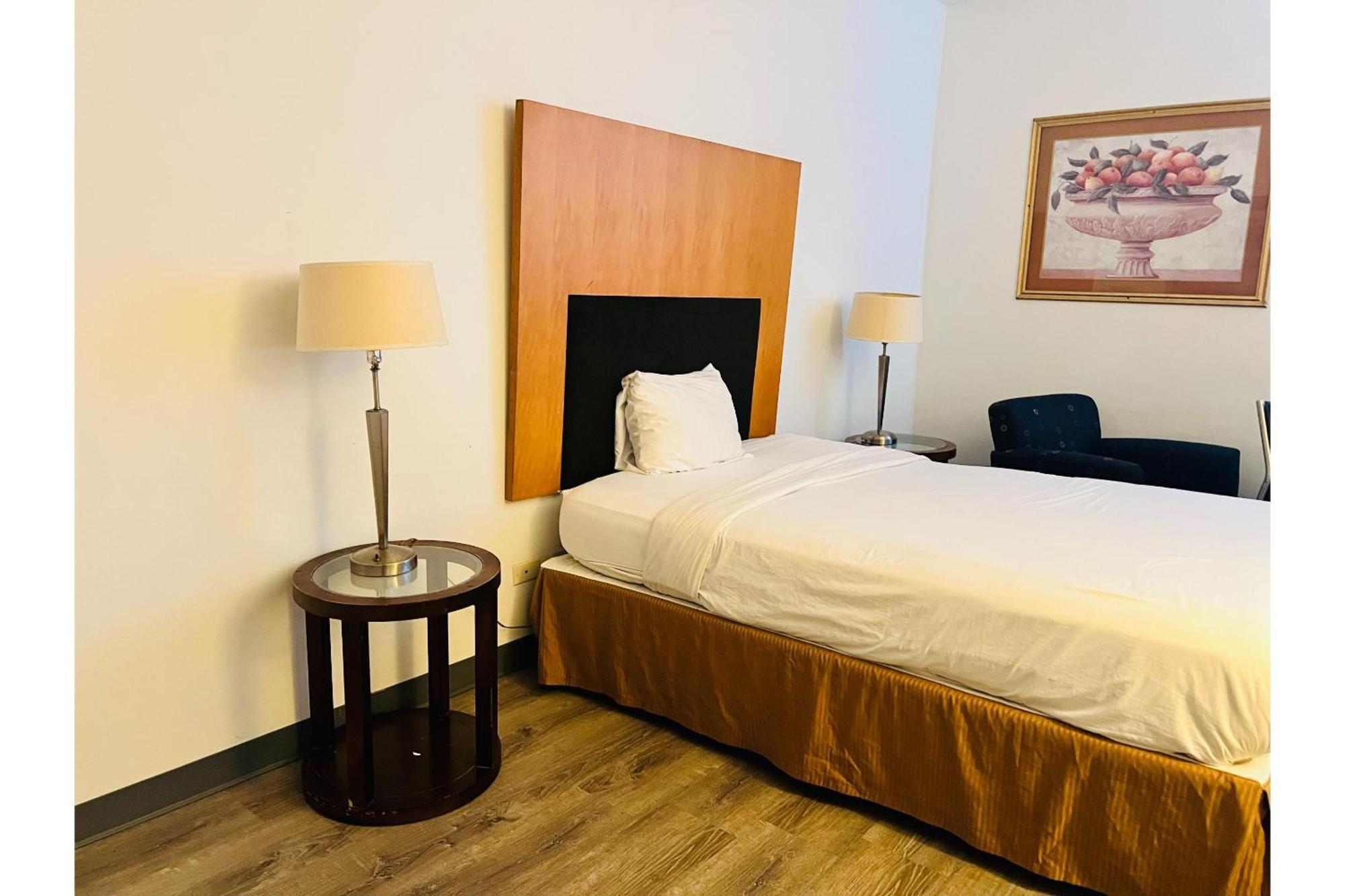 Kings By Oyo I-57 Hotel *